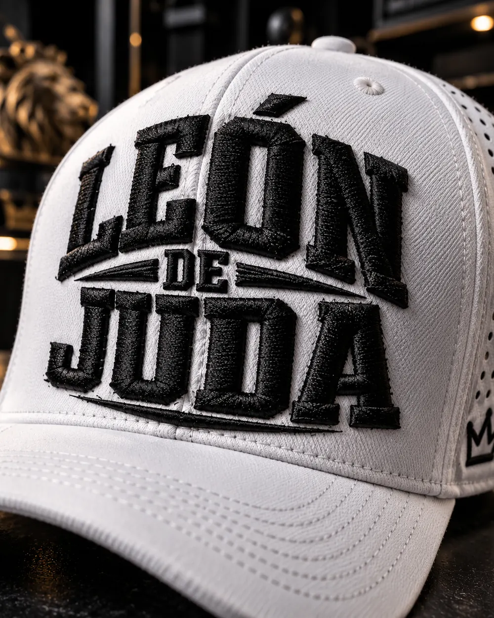 Gorra blanca bordada con el diseño León de Judá
